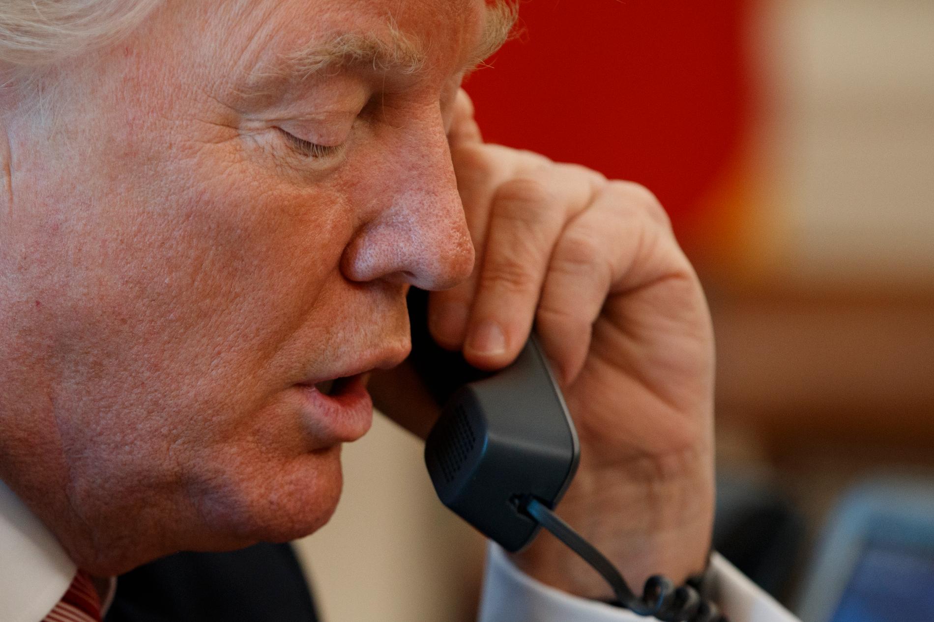 Donald Trump pratar i telefon. Arkivbild.