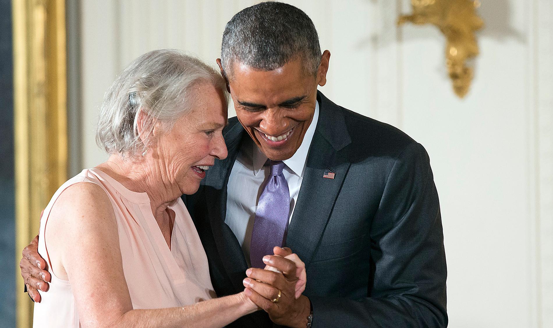 Annie Dillard fick i september 2015 ta emot en medalj av president Barack Obama. Dillard har tidigare fått Pulitzerpriset.
