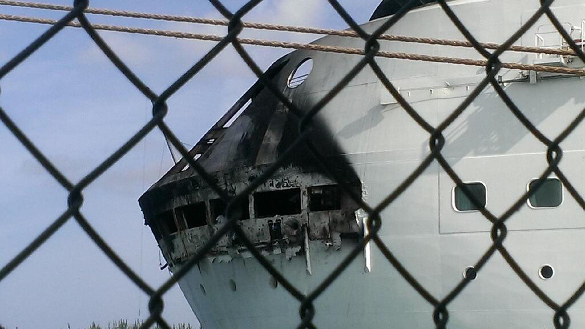 Hur branden uppstått är ännu okart. På det eldhärjade däcket finns fartygets förtöjningsanordningar.