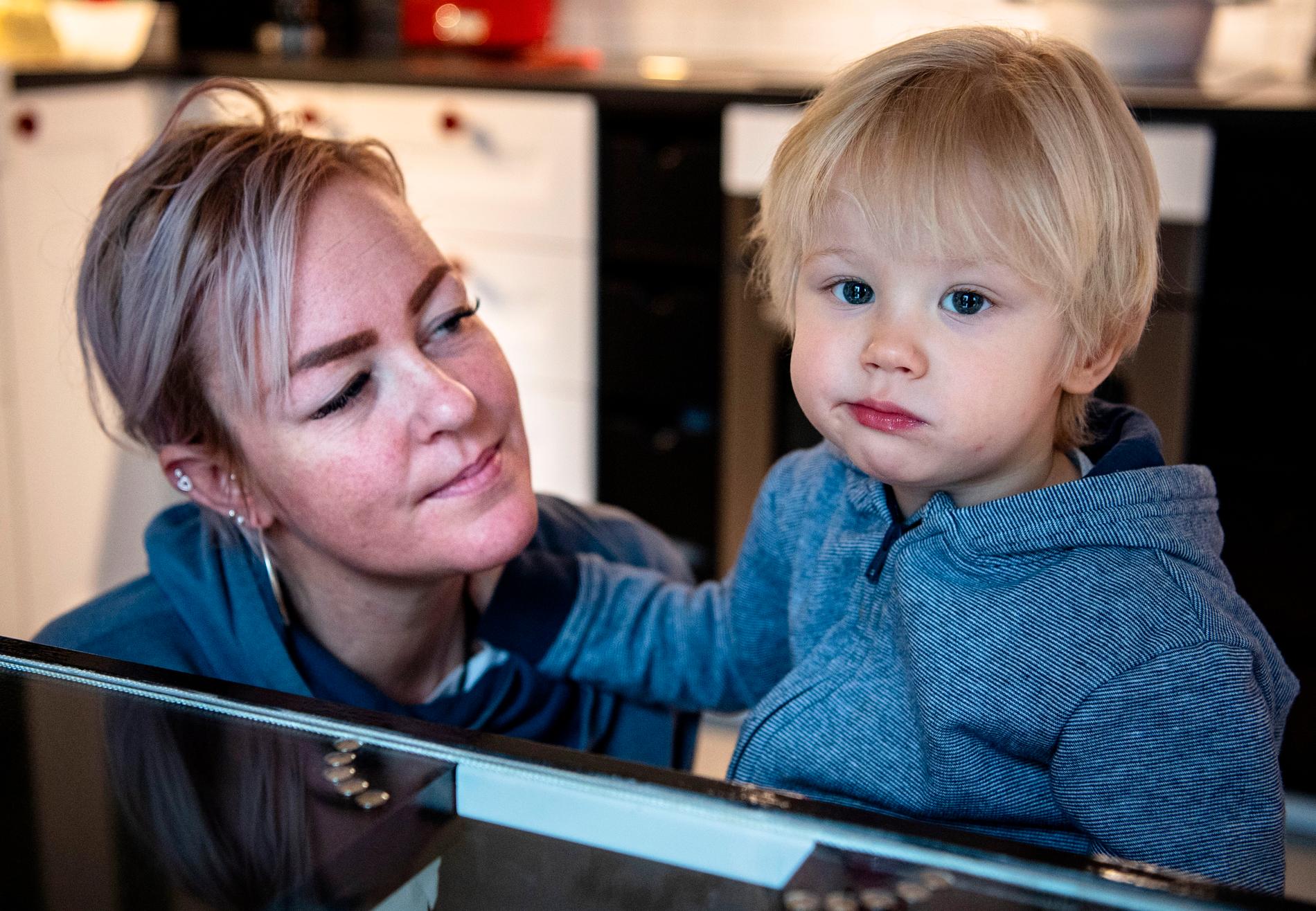 Efter Aftonbladets artikel om småbarnsmamman Helén som inte har pengar till mat har människor från hela Sverige slutit upp för att hjälpa till. 