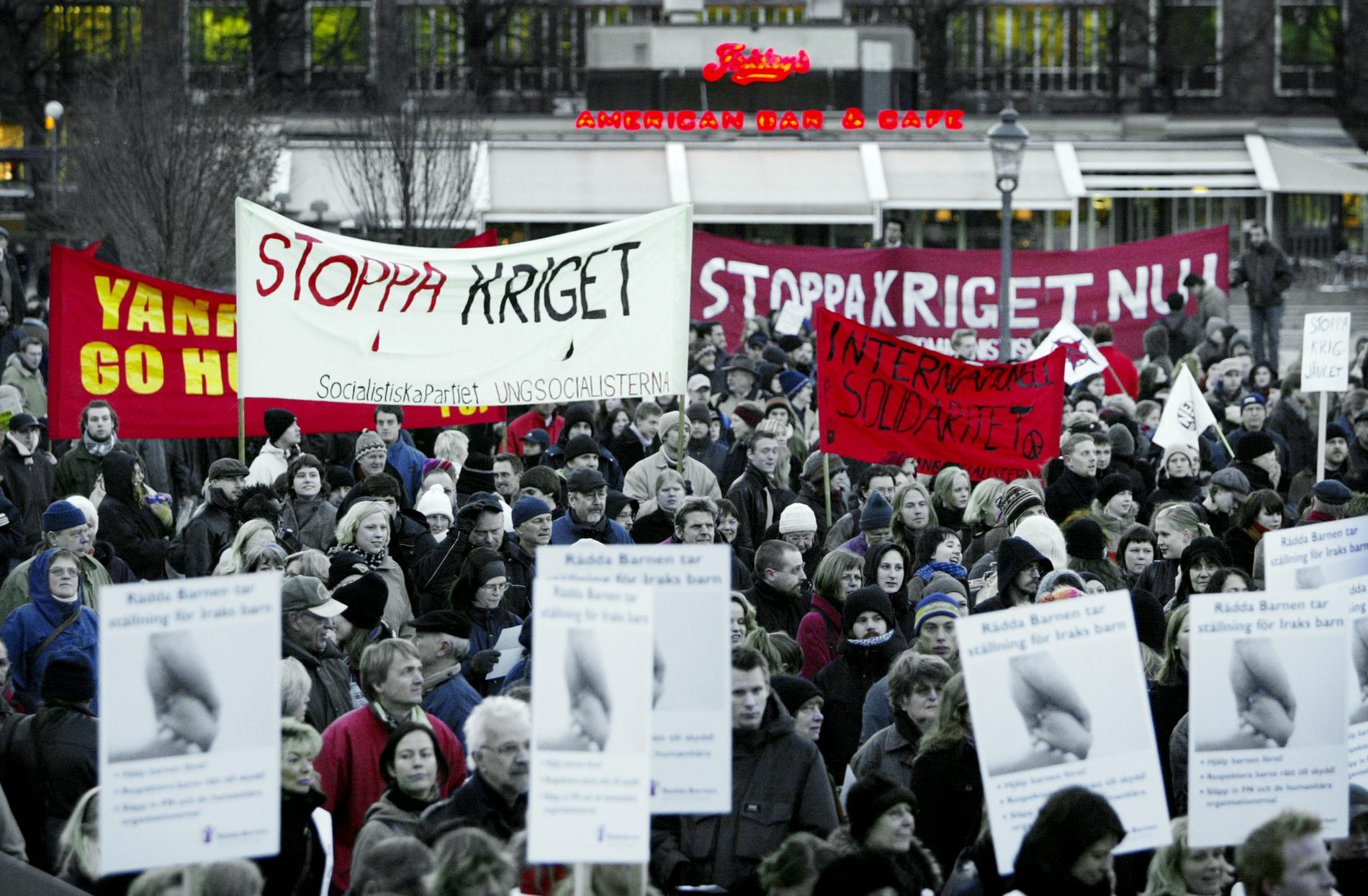 Torsdagen den 20 mars 2003 samlades människor i Kungsträdgården för att demonstrera mot Irakkriget. Demonstrationståget gick från Kungsträdgården till Amerikanska ambassaden.