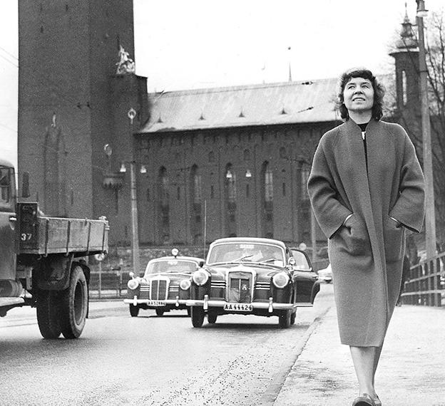 Elsa Grave (1918–2003) betraktas som en av Sveriges viktigaste modernister. Hon debuterade 1943 och gav ut 18 diktsamlingar, fem prosaböcker och ett tiotal teater­pjäser. I samband med Graves 100-årsdag 17 januari släpps tre samlingsvolymer med hennes verk.