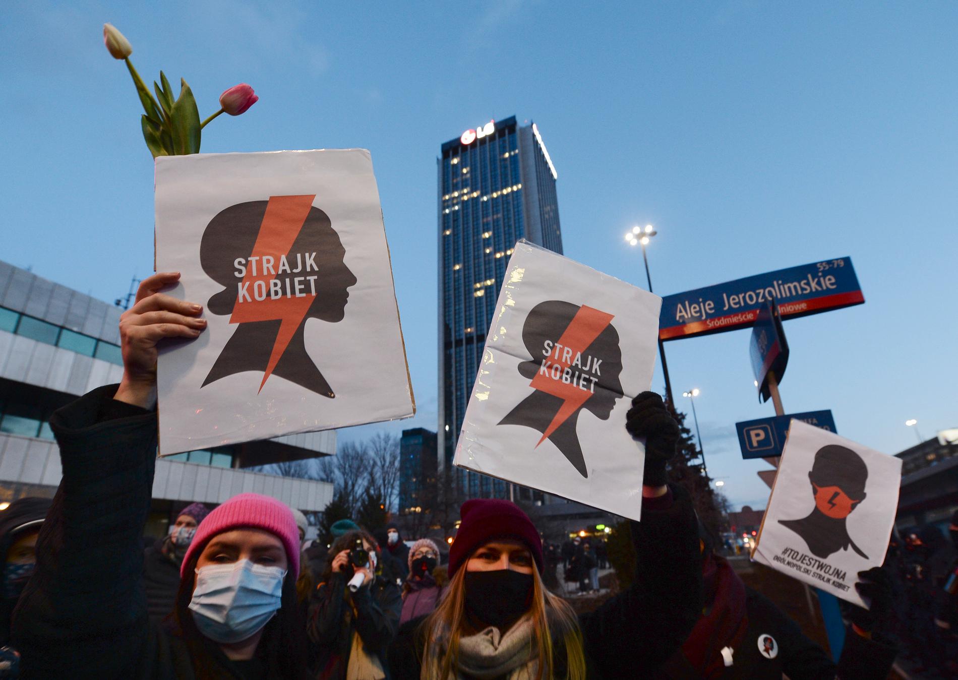Kvinnostrejk, en polsk kvinnorättsorganisation, demonstrerade mot abortlagarna på 8 mars i fjol. Nu har landet utökat kontrollen, menar de. Arkivbild.