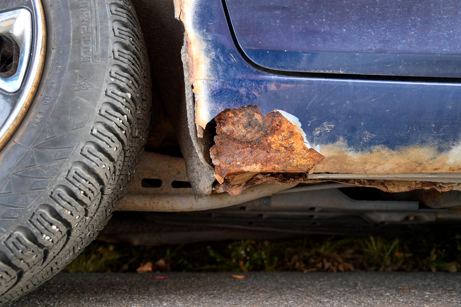 Plastkåpor under bilen kan orsaka mer rost, vilket kan leda till ytterligare risker. Arkivbild.