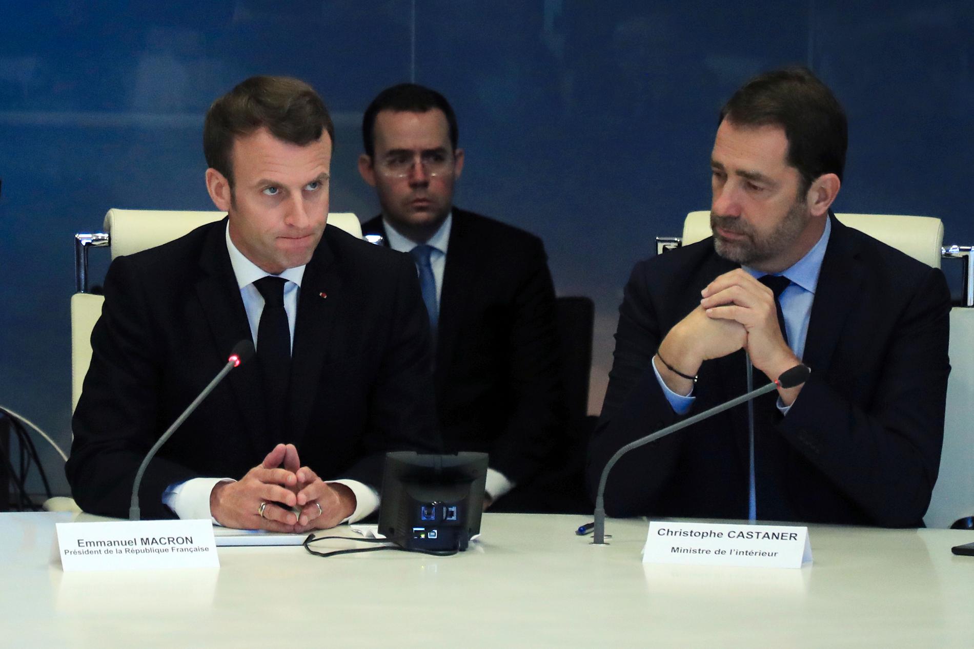 Frankrikes president Emmanuel Macron och inrikesminister Christophe Castaner i krismöte med anledning av lördagens protester.