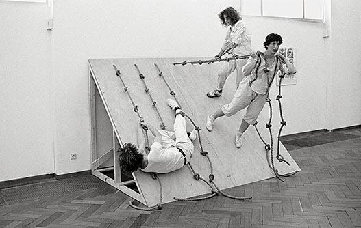 Simone Forti: ”Slant Board”, performance, 1982.