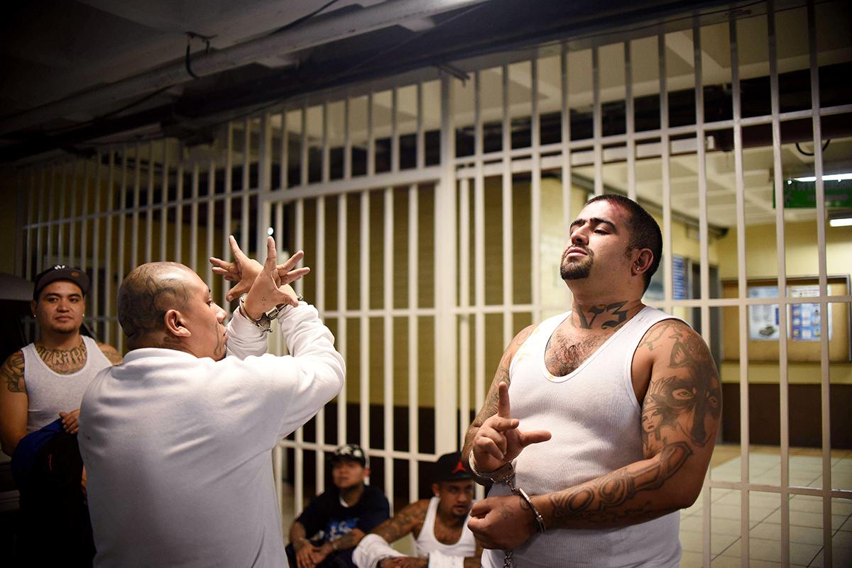 Guatemala City, Guatemala: Medlemmar i gänget Mara 18 sitter häktade i domstolsbyggnaden efter att en medlem ur det rivaliserande gänget Mara Salvatrucha blivit dödad.