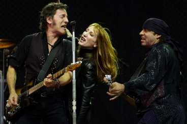 enorm urladdning Bruce Springsteen, hustrun Patti Scialfa och Steve van Zandt rockar loss i en fantastisk konsert på Valle Hovin i Oslo. Allt tyder nu på att något mycket stort kan explodera på Ullevi.