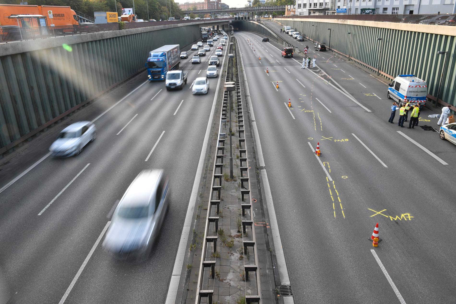 Man i 30-årsåldern utreds för tre försök till mord efter att orsakat en rad trafikolyckor på Autobahn i går natt. 