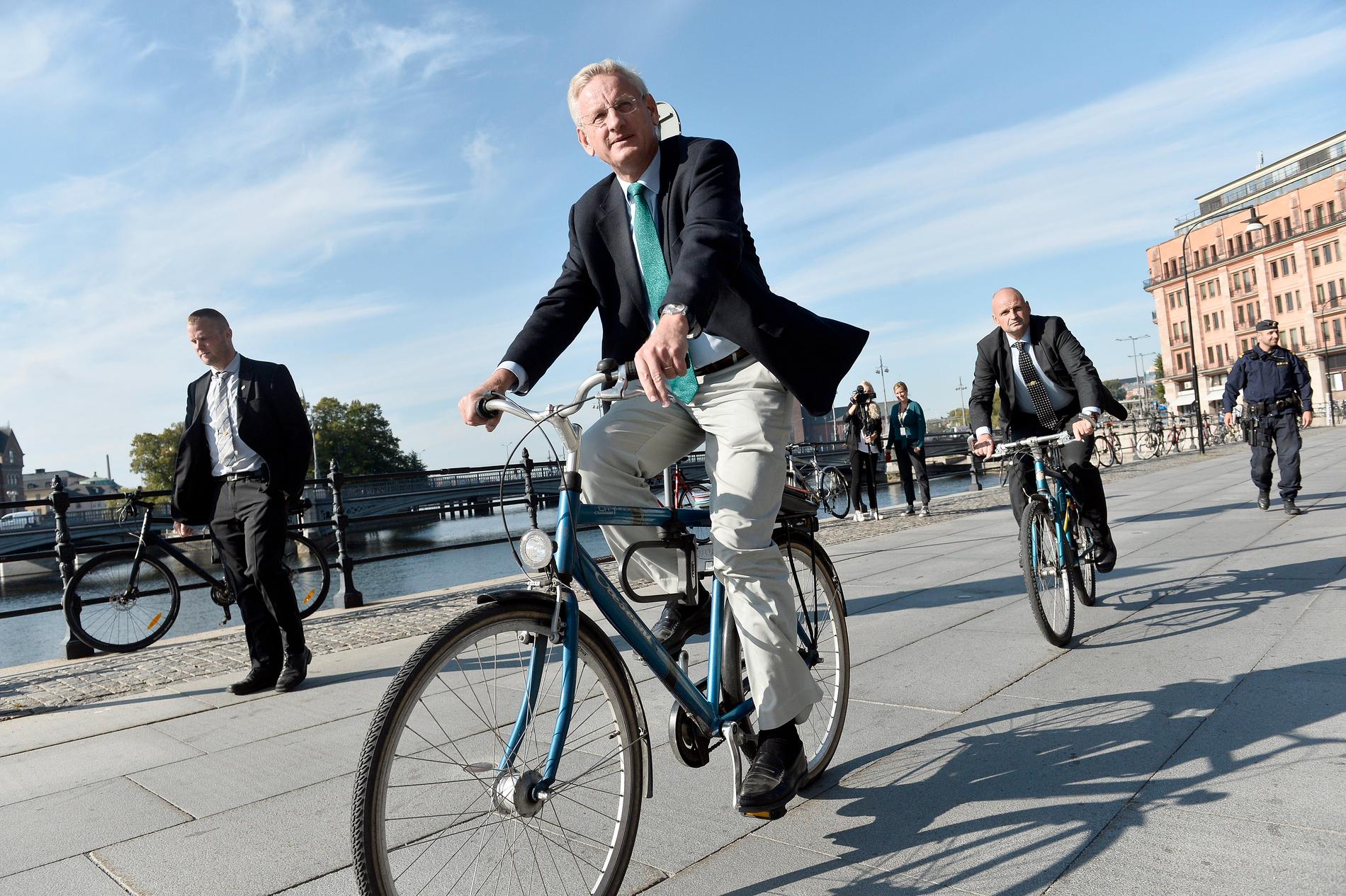 Carl Bildt är ute och cyklar, skriver Lena Mellin.