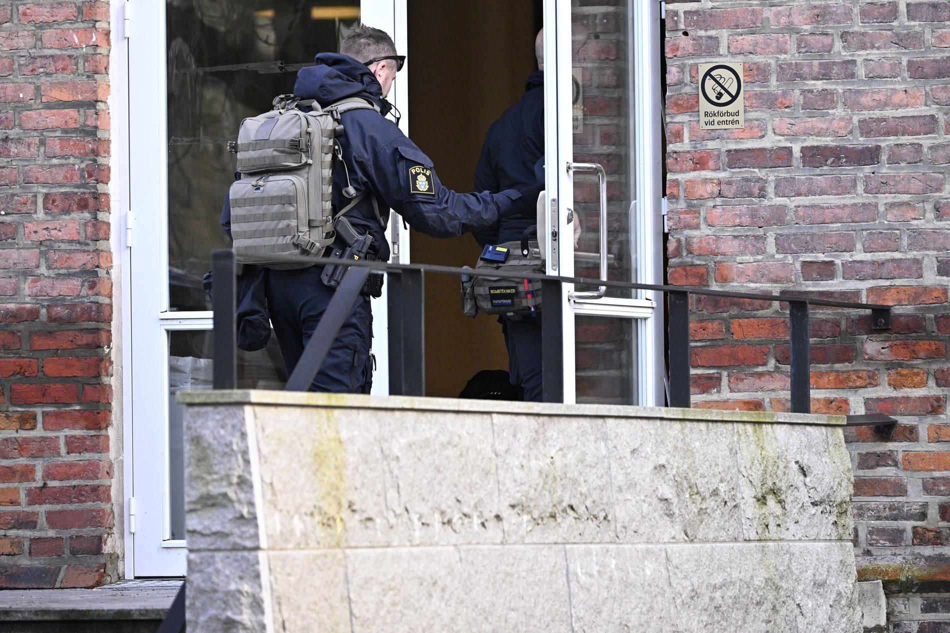 Bombtekniker på väg in i AF-borgen, i Lund inför presidentens mottagning.