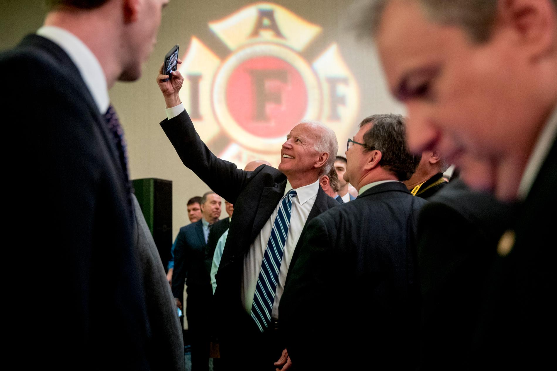 Joe Biden tar en selfie efter ett tal för en internationell brandmansorganisation förra veckan.
