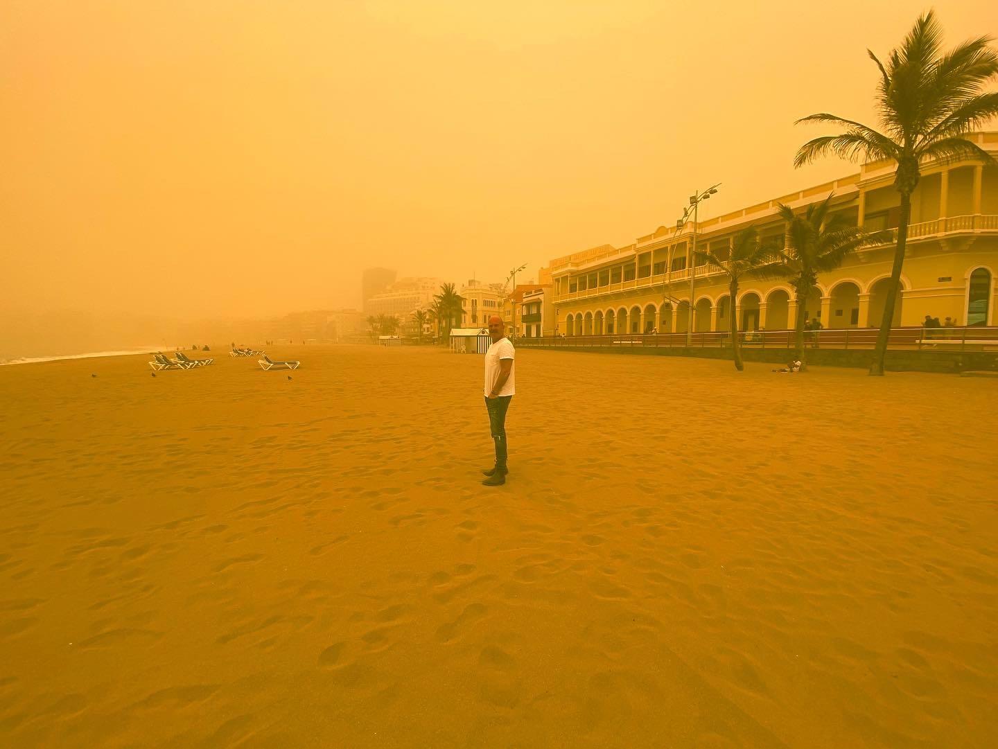 Programledaren Hans Fahlén är fast i sandstormen på Kanarieöarna. 