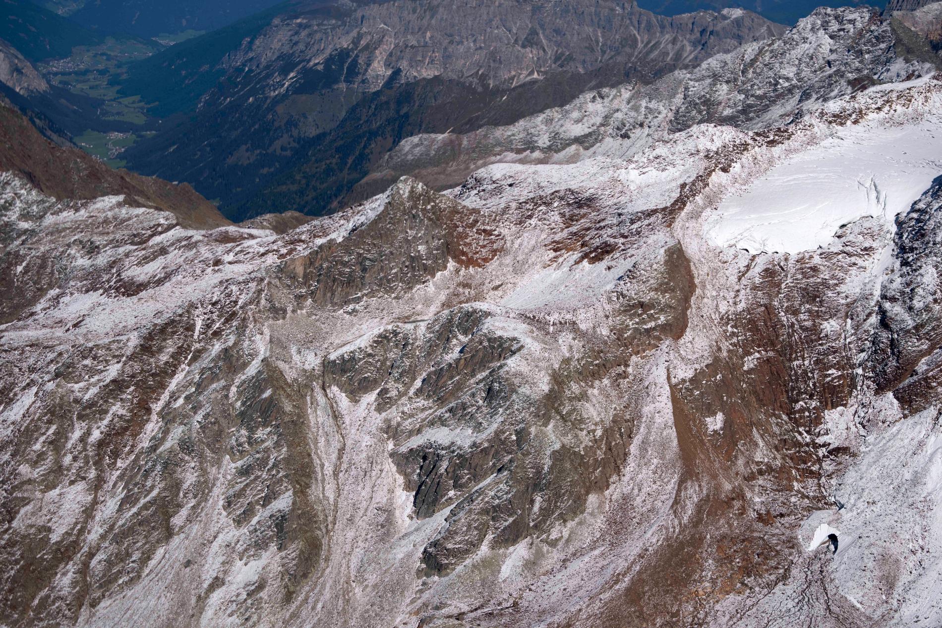 Freigerfernerglaciären på Gamsspitzl nära Innsbruck i Österrike. Här har glaciären delats i två delar som båda är ihåliga, vilket tyder på att varm luft kan strömma genom botten av glaciären, det kommer slut att att leda till en kollaps av snötäcket.