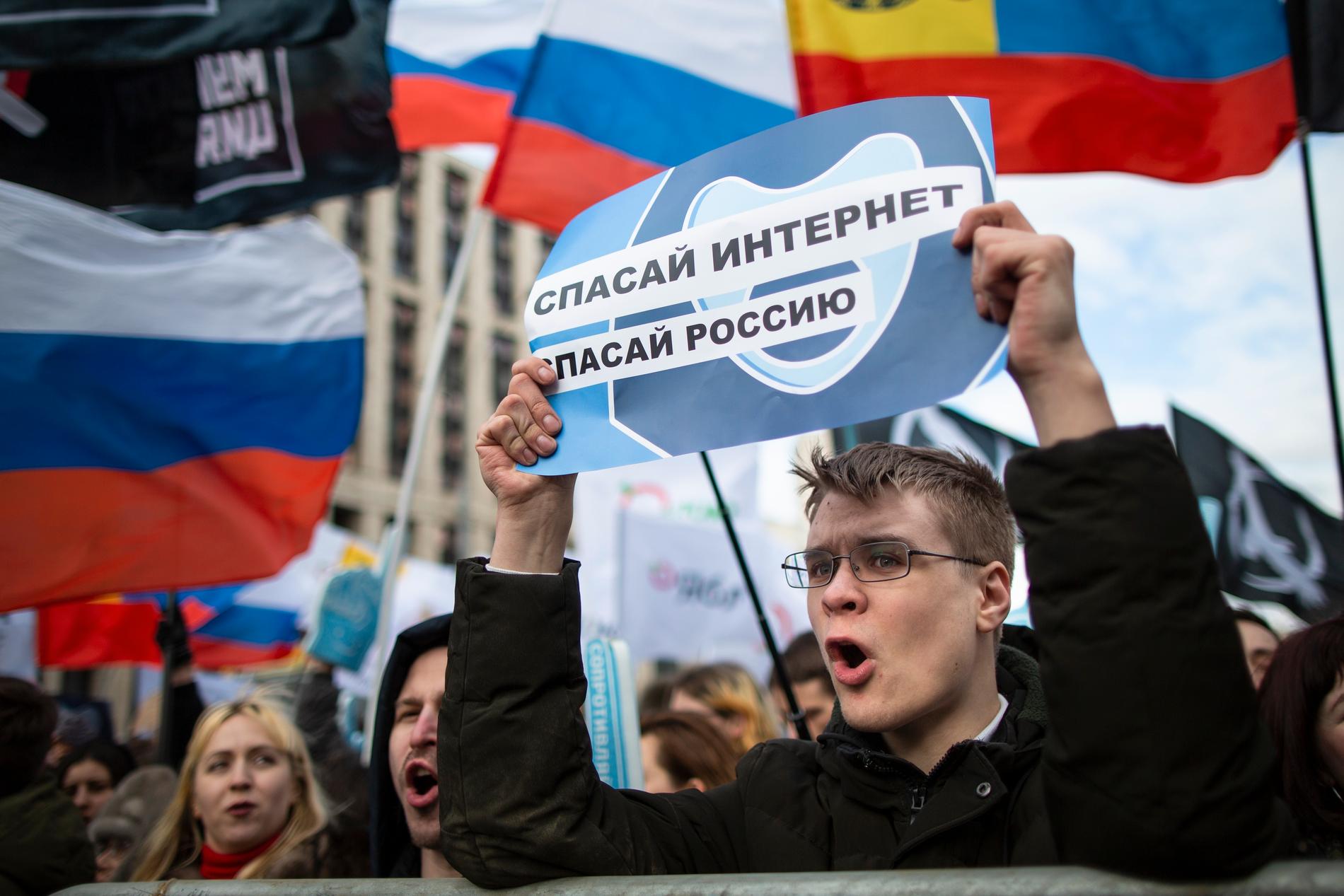 En man demonstrerar i Moskva mot Rysslands nya internetlag. På skylten står det "internet är vår enda chans".