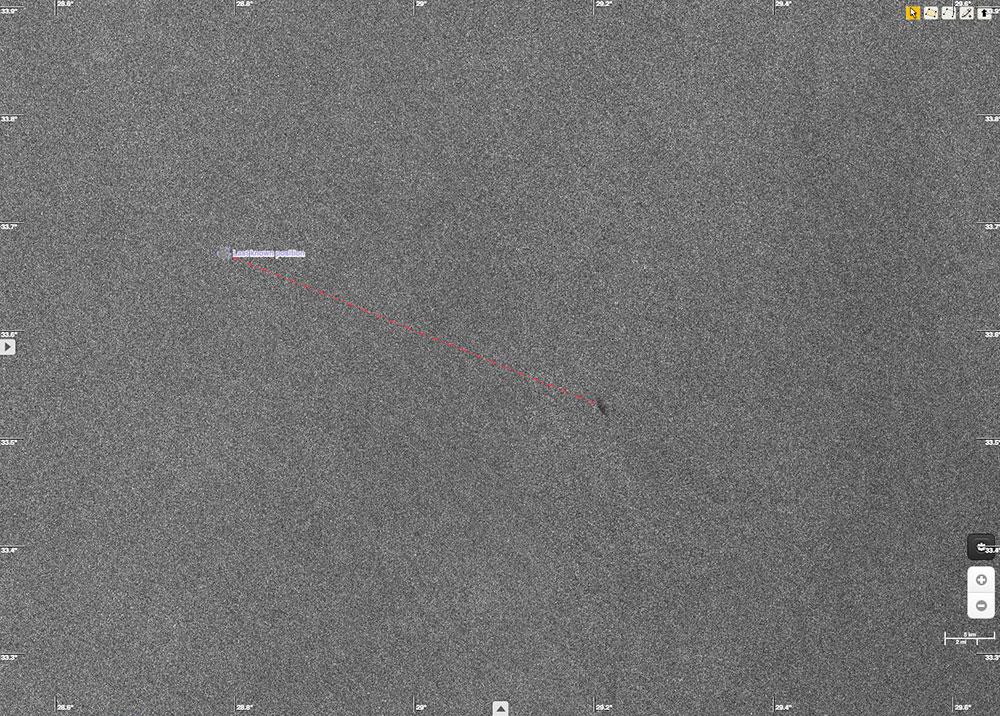 Foto från satelliten The Sentinel-1A. Enligt ESA kan oljan komma från det störtade planet.