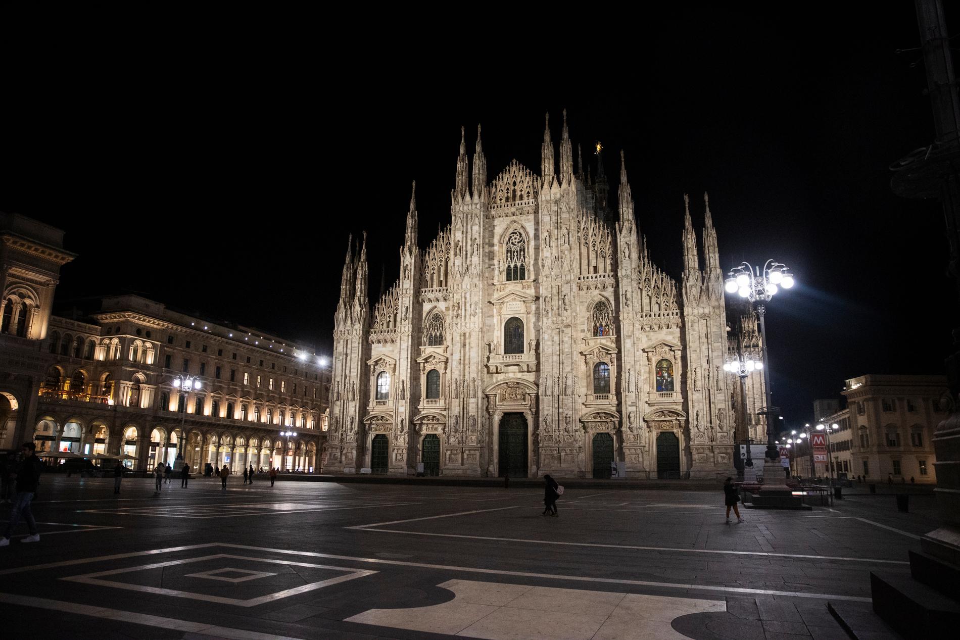 Ett folktomt Piazza del Duomo i Milano.