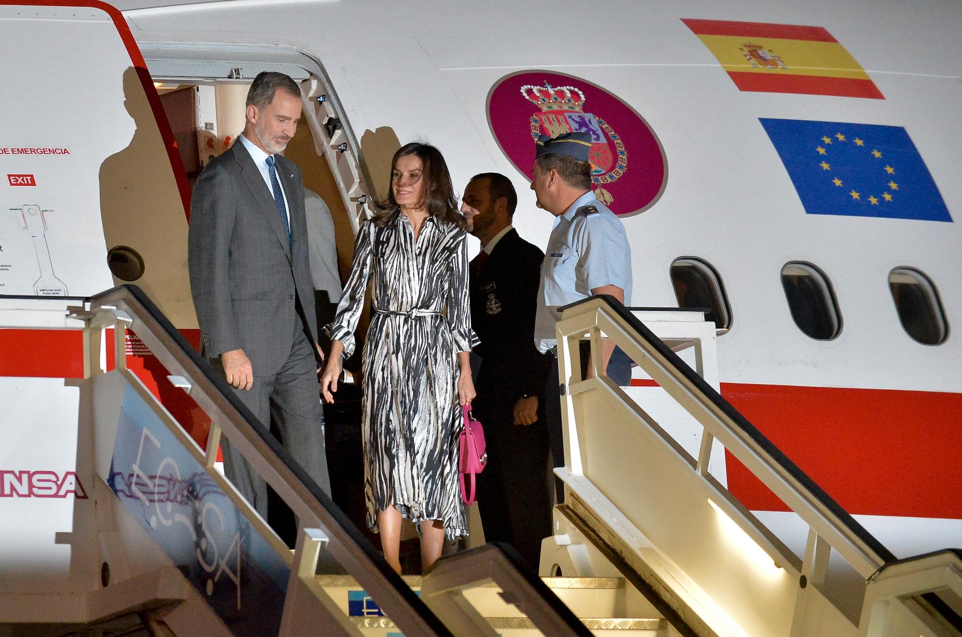 Spaniens kung Felipe VI och drottning Letizia anländer till José Martí-flygplatsen i Havanna på måndagskvällen.