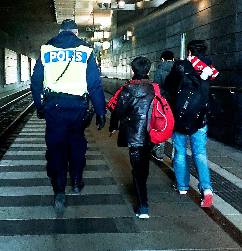 Ensamkommande flyktingbarn anländer till Malmö. Foto: TT