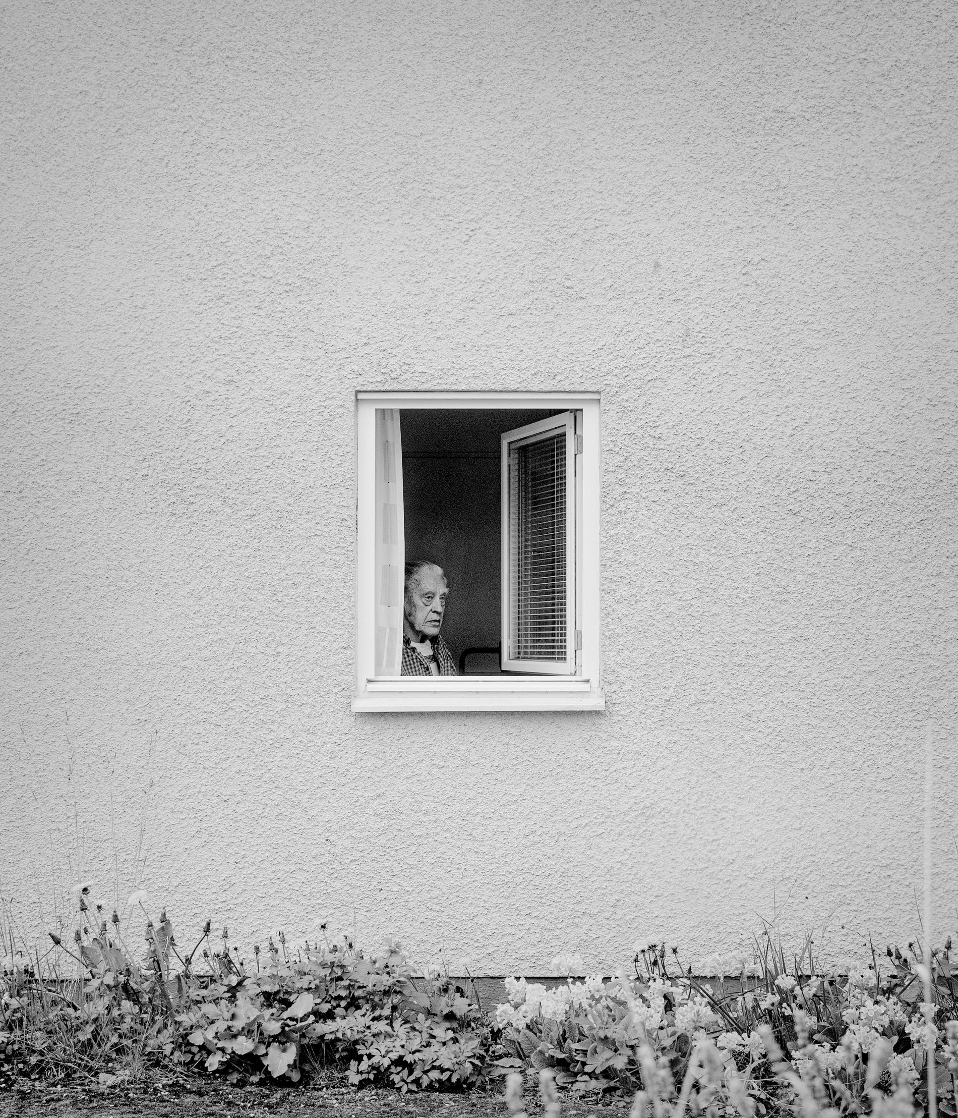 Nacka, Maj 2020. En ensam man på äldreboendet i Björknäs.