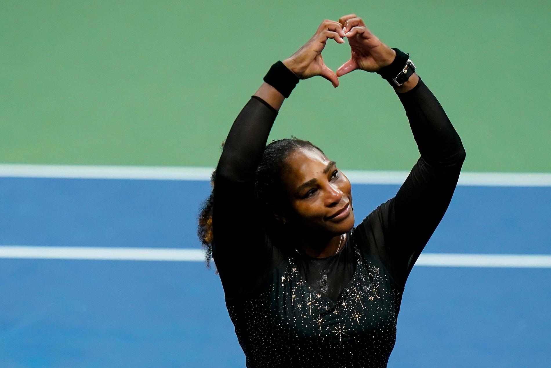 Serena Williams gör ett handhjärta mot publiken efter att ha förlorat matchen mot Ajla Tomljanovic.