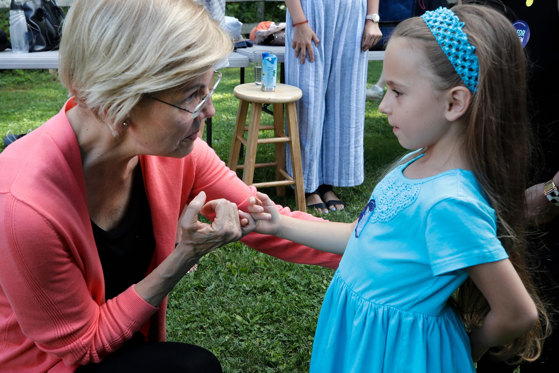 Den nu avhoppade demokratiska presidentaspiranten och senatorn Elizabeth Warren, ger åttaåriga Jessica Scaife i Iowa ett lillfingerlöfte.