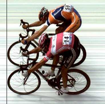 vinnaren är... Inte helt lätt att utse. Men det var holländaren Pieter Weening, den övre cyklisten på bilden, som utropades som segrare. Till tysken Andreas Klödens stora förtret.