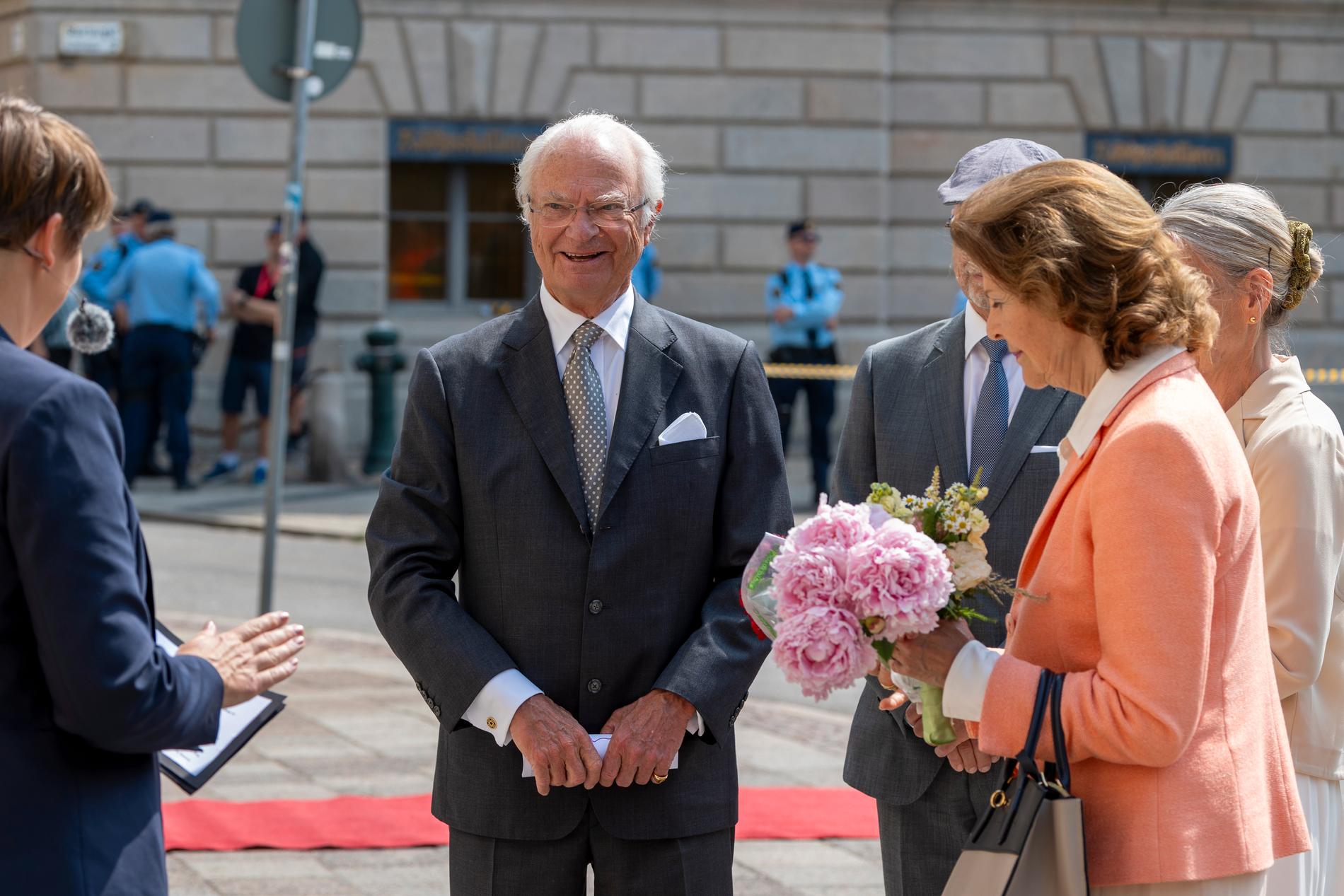 Kung Carl XVI Gustaf och drottning Silvia i Malmö under kungaparets besök, med anledning av firandet av kungens 50 år på tronen.