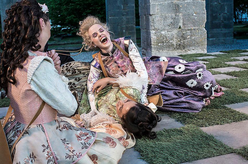 Jo Rideout, Clara Strauch och Malin Alm tillhör Romateaterns unga bitska ensemble som väcker Shakespeares ordvrängerier till liv. Foto: Karl Melander