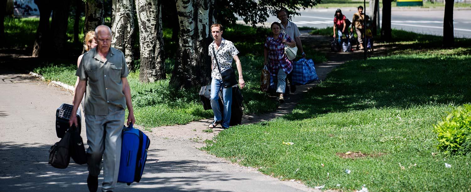 Civila flyr från Donetsk. Bilden togs i juli i år.
