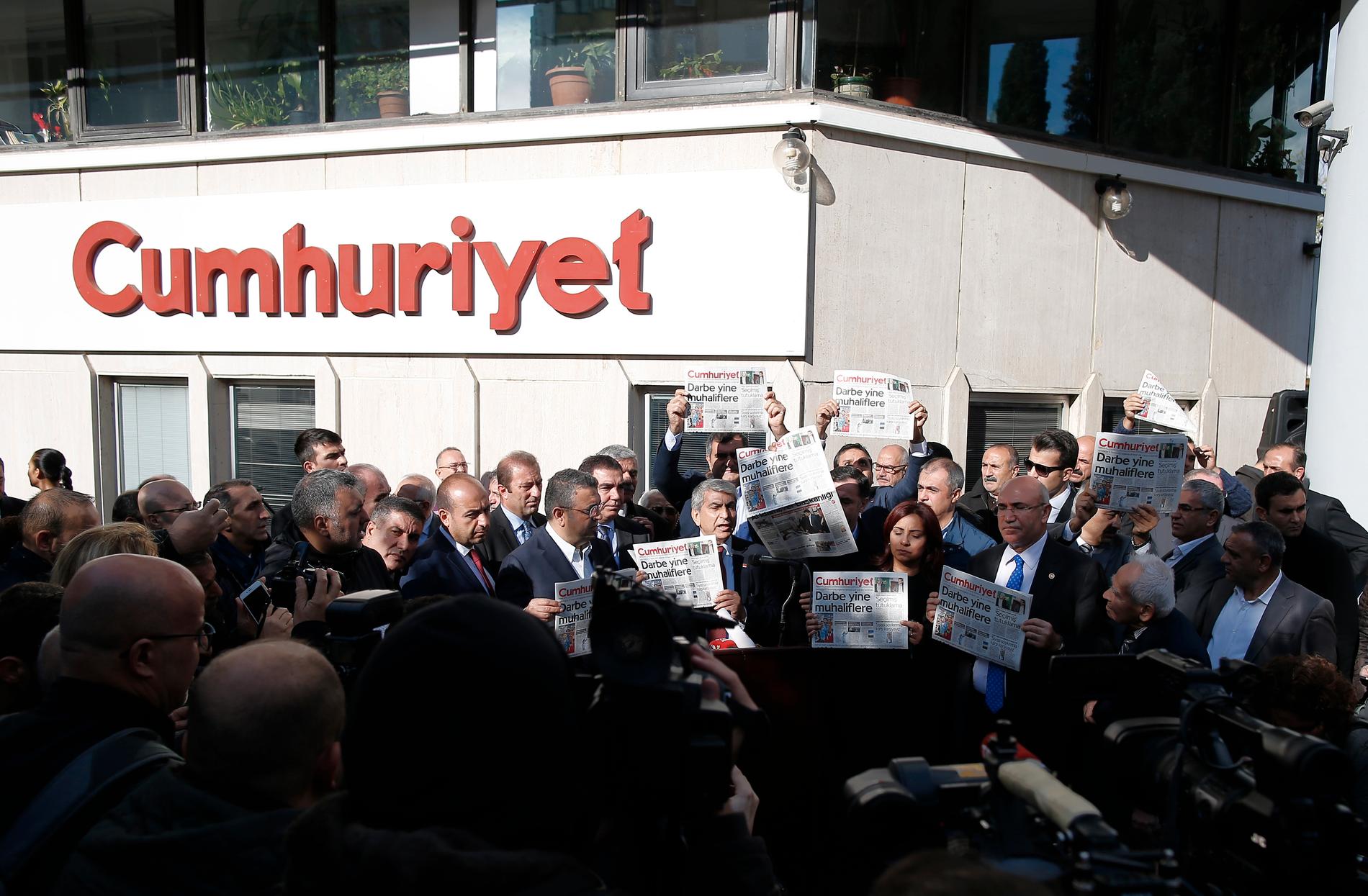 Protester hösten 2016 mot tillslaget mot tidningen Cumhuriyet.