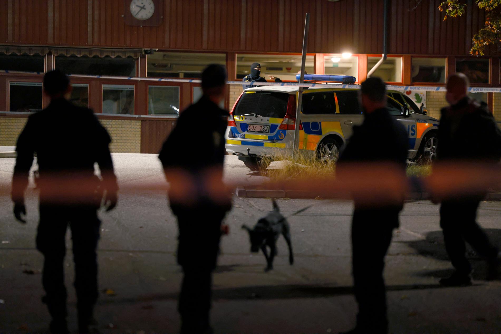 Polis i arbete vid fritidsgården i Ronna efter fredagskvällens skjutning.