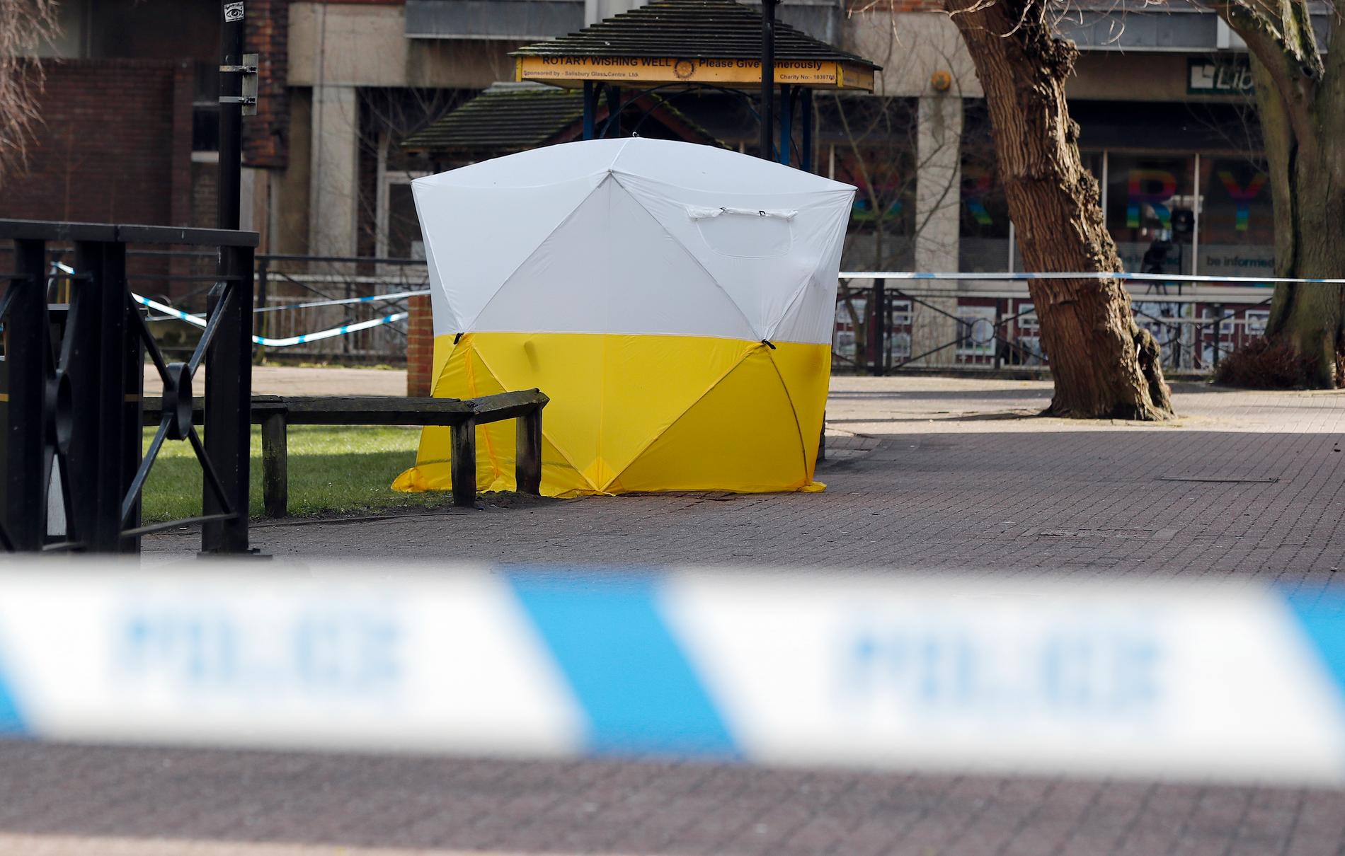 Ett polistält vid platsen där Sergej och Julia Skripal hittades okontaktbara på en bänk i brittiska Salisbury den 4 mars.