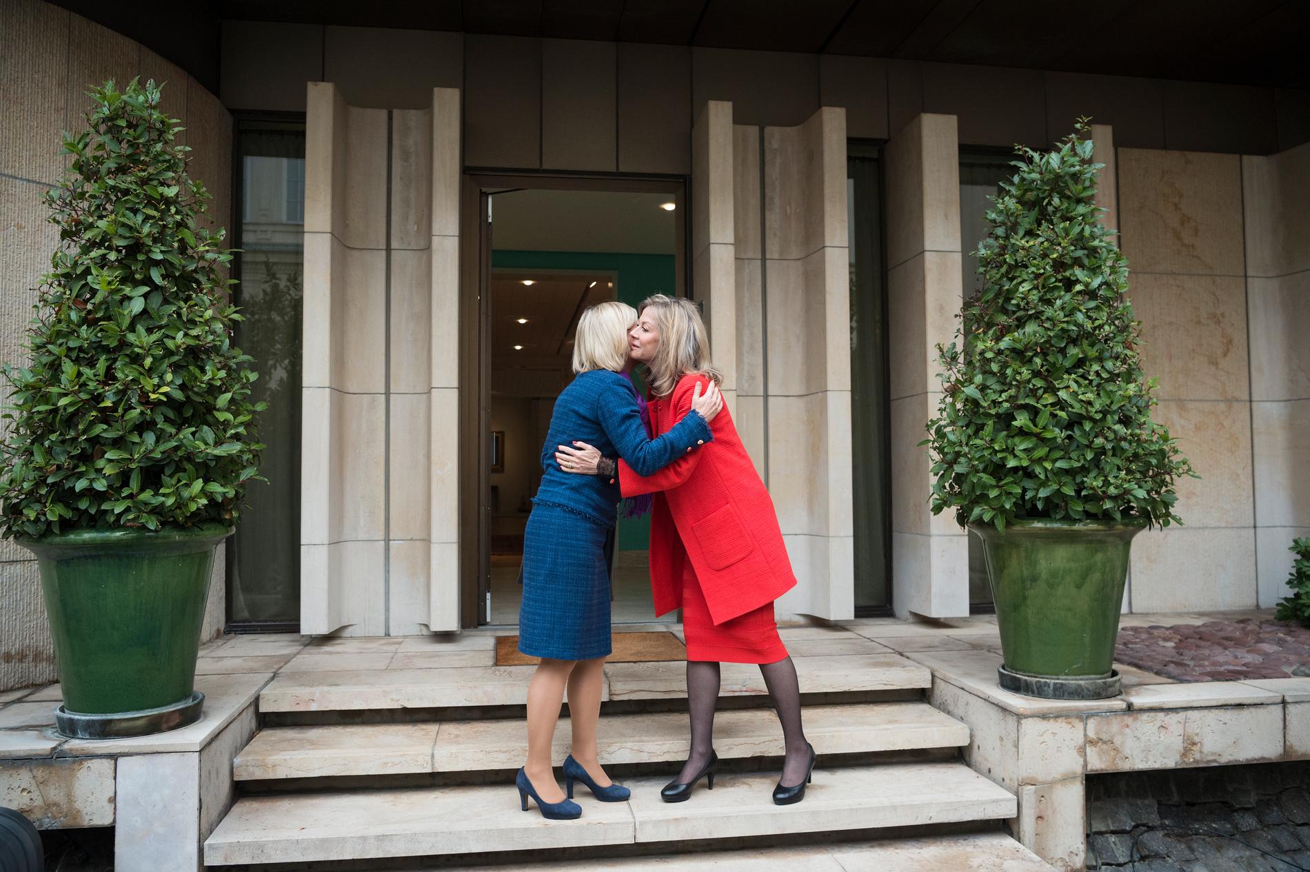 Veronika Wand-Danielsson och finansminister Magdalena Andersson på den svenska ambassaden i Paris.