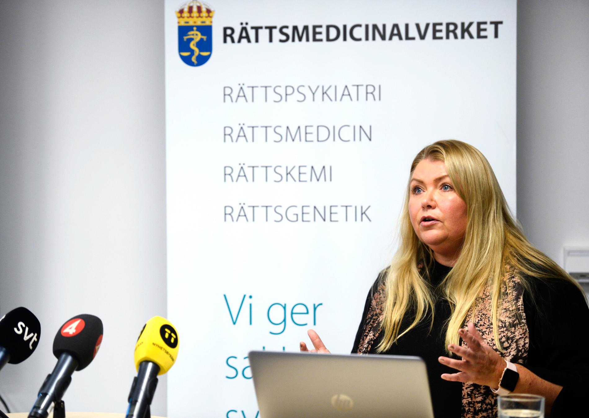 Petra Almqvist, överläkare i rättsmedicin, under Rättsmedicinalverket presskonferens om medicinska åldersbedömningar i Stockholm.