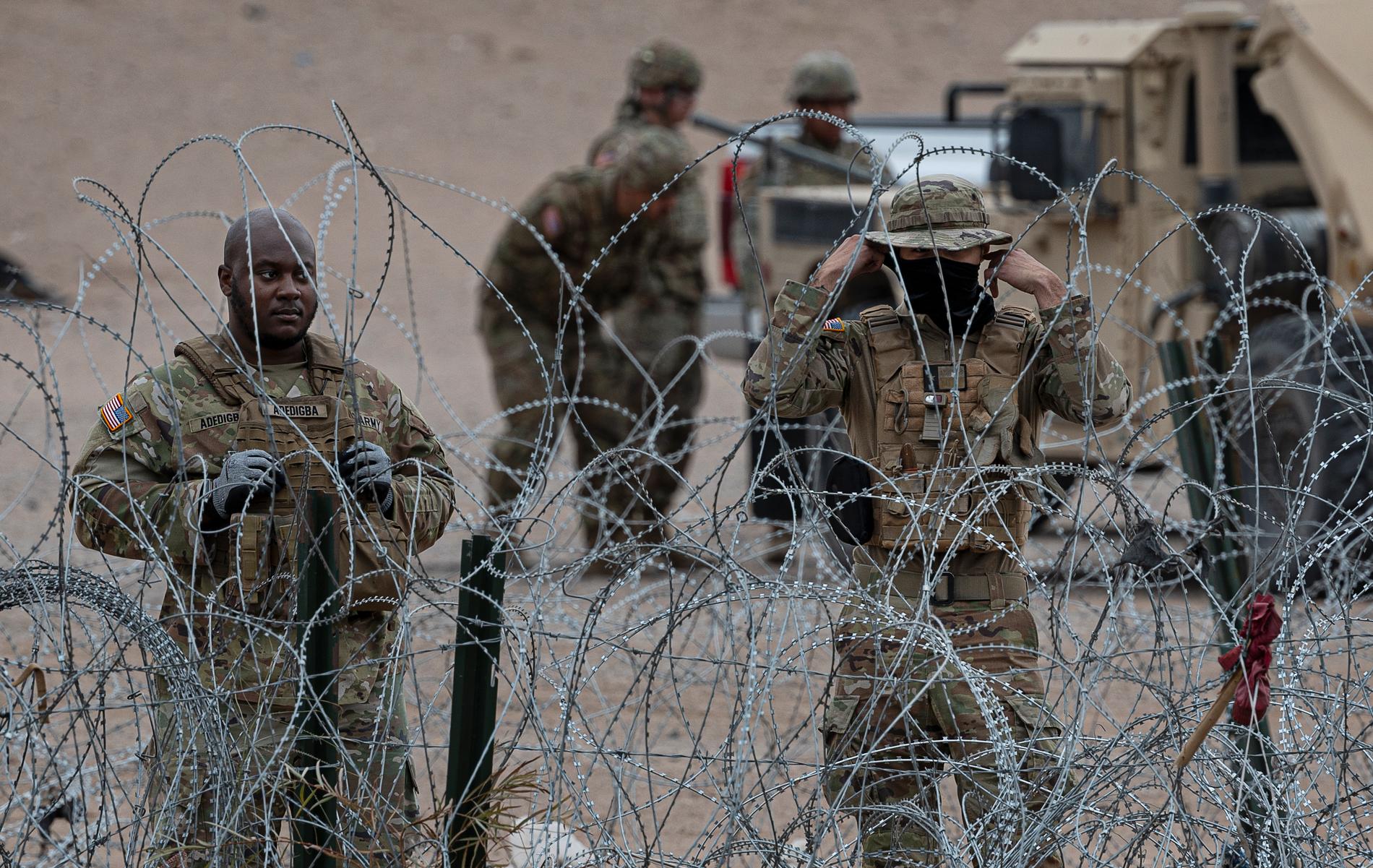 Soldaternas kamouflageuniformer vittnar om att de kommer från Texas National Guard.