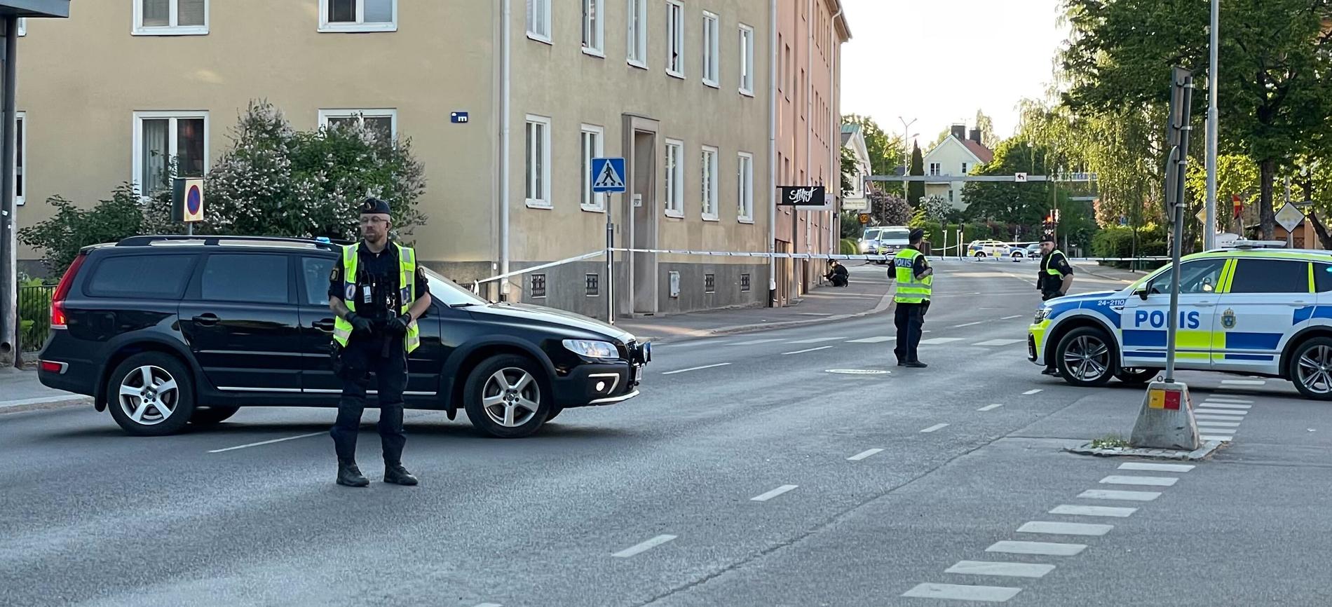 Polis på plats i centrala Västerås. 