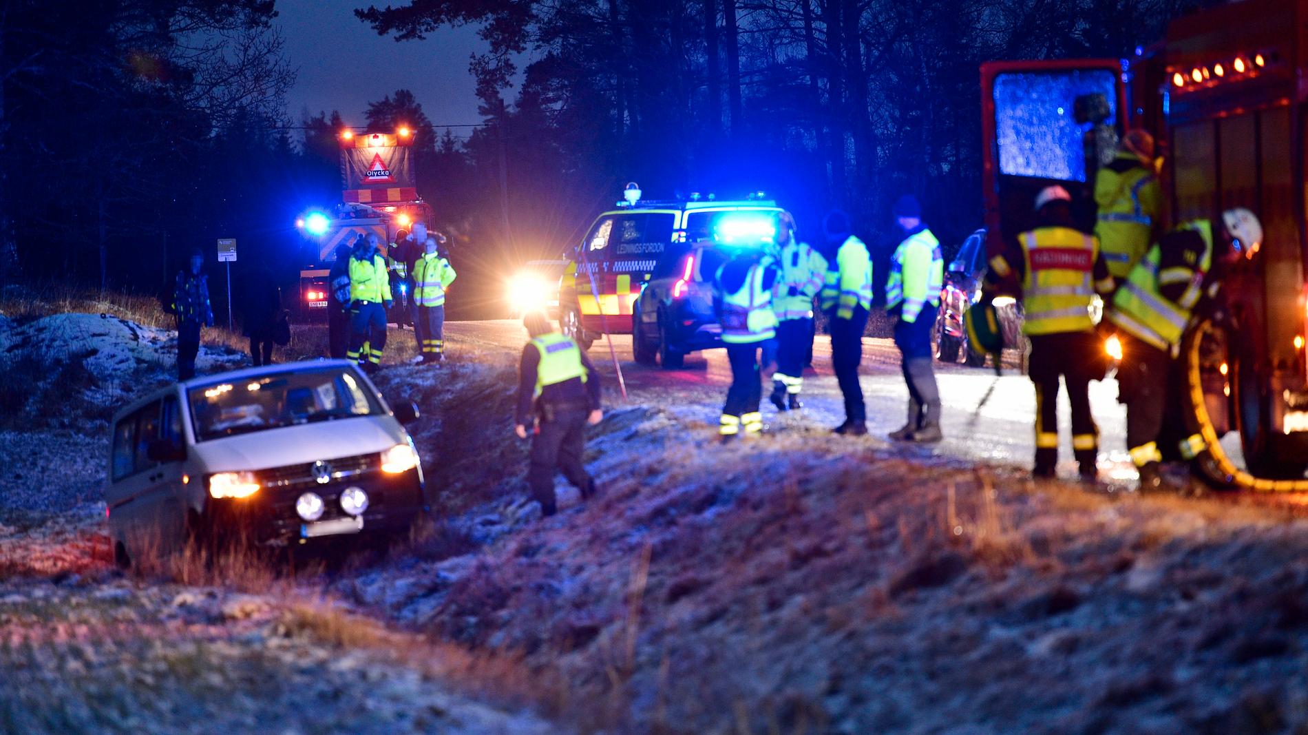 Stort räddningspådrag efter att en minibuss kört av vägen utanför Nyköping under tisdagseftermiddagen. På platsen var det is på vägbanan samtidigt som det regnade.