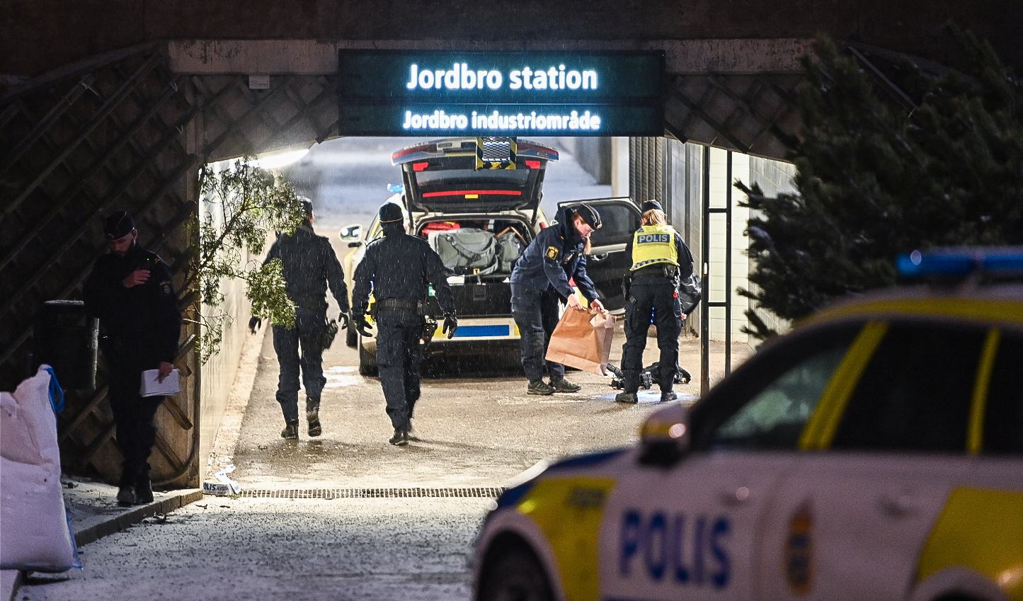 4 januari i fjol sköts en man i 25-årsåldern till döds vid pendeltågsstationen i Jordbro, söder om Stockholm.
