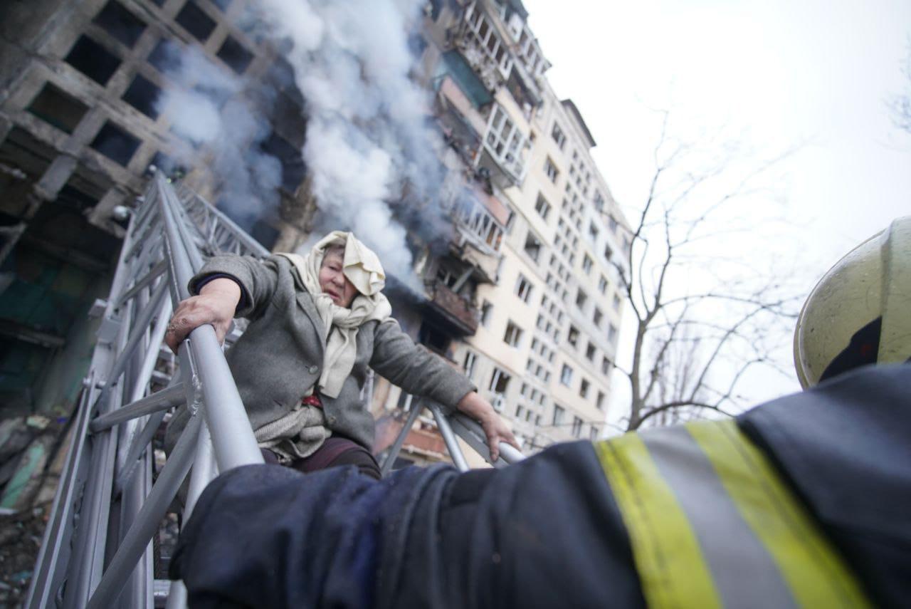 På måndagen bombades ett niovåningshus i Kiev. 