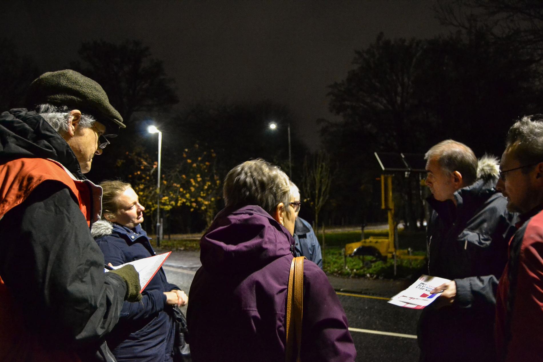 Den lokale kampanjchefen Andrew Smith, till höger, instruerar Labours valarbetare i Uxbridge i nordvästra London.
