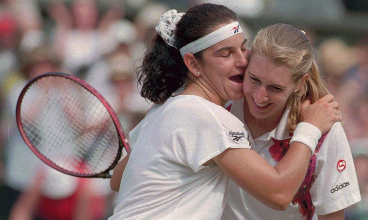 Arantxa Sanchez Vicario omfamnar Steffi Graf efter Wimbledonfinalen 1995. Graf vann den bataljen.