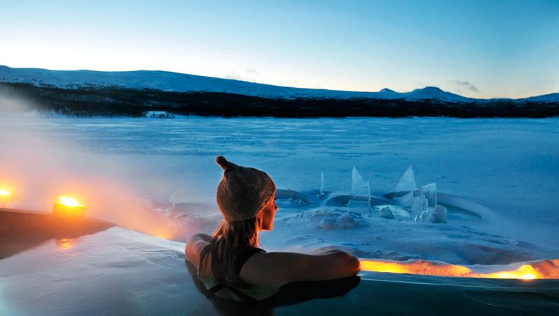 På spat Mii Gullo kan du sjunka ner i en ångande varm pool med fjället och snön precis bredvid.