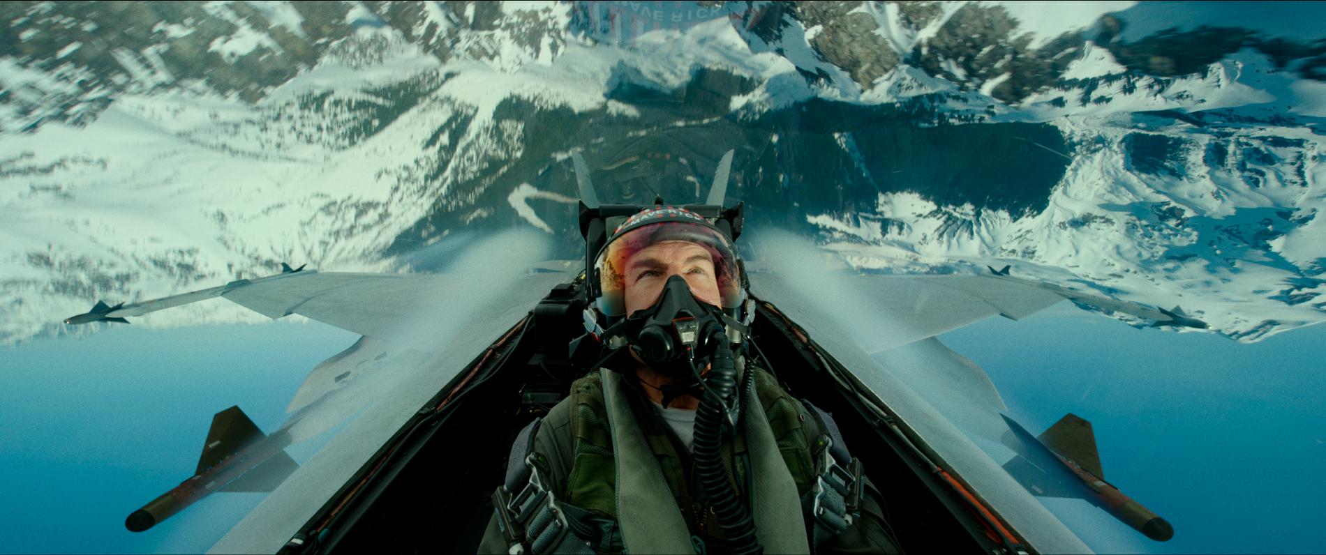 Tom Cruise är känd för att göra sina egna stunttrick och i den kommande uppföljaren till Top Gun är många av scenerna inspelade i riktiga stridsflygplan – men med professionella piloter. Pressbild.