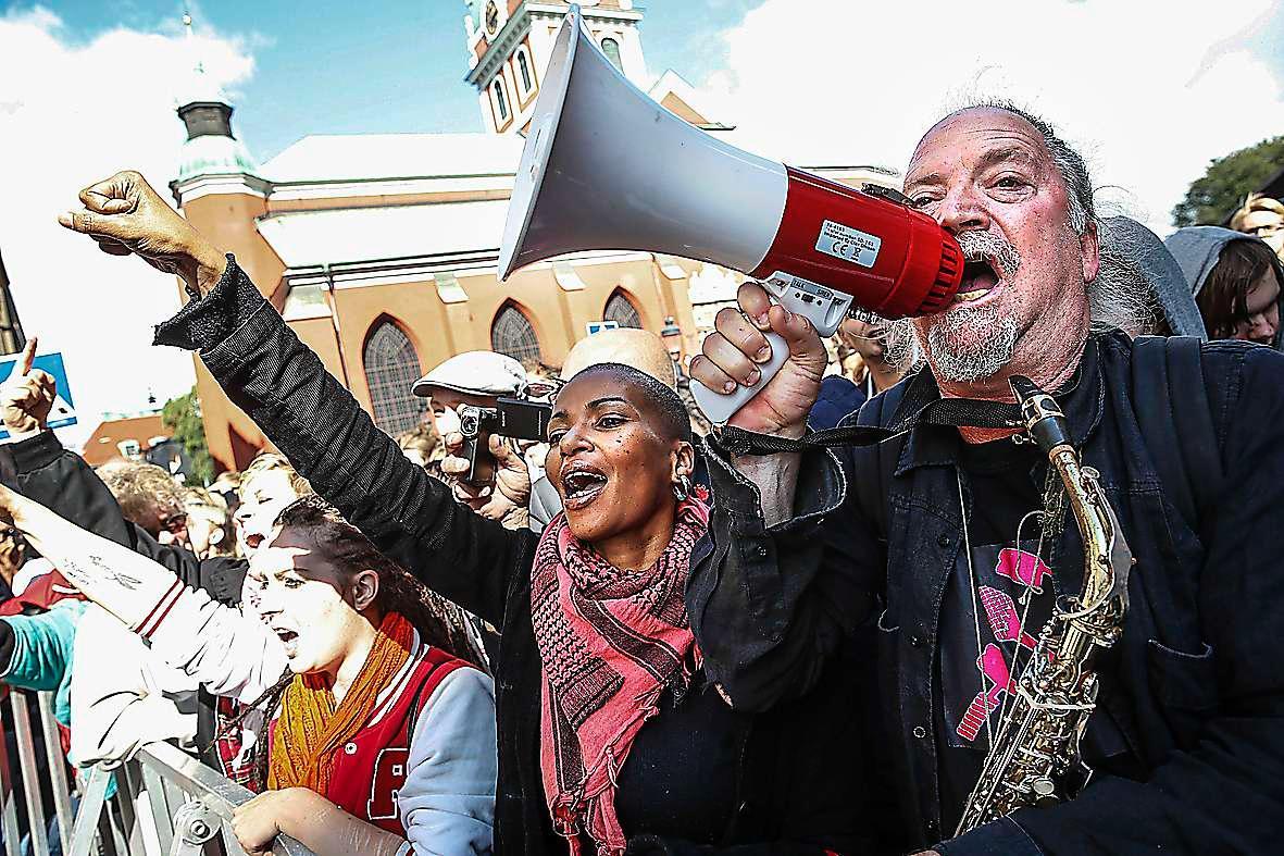 Tess Asplund och Dror Feiler vid en antirasistisk demonstration.