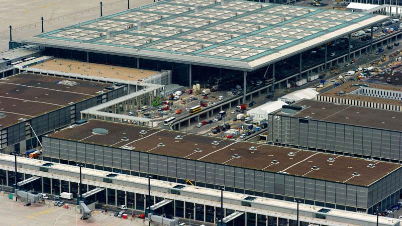 Öppningen av den nya flyplatsen i Berlin-Brandenburg har blivit uppskjuten för tredje gången.