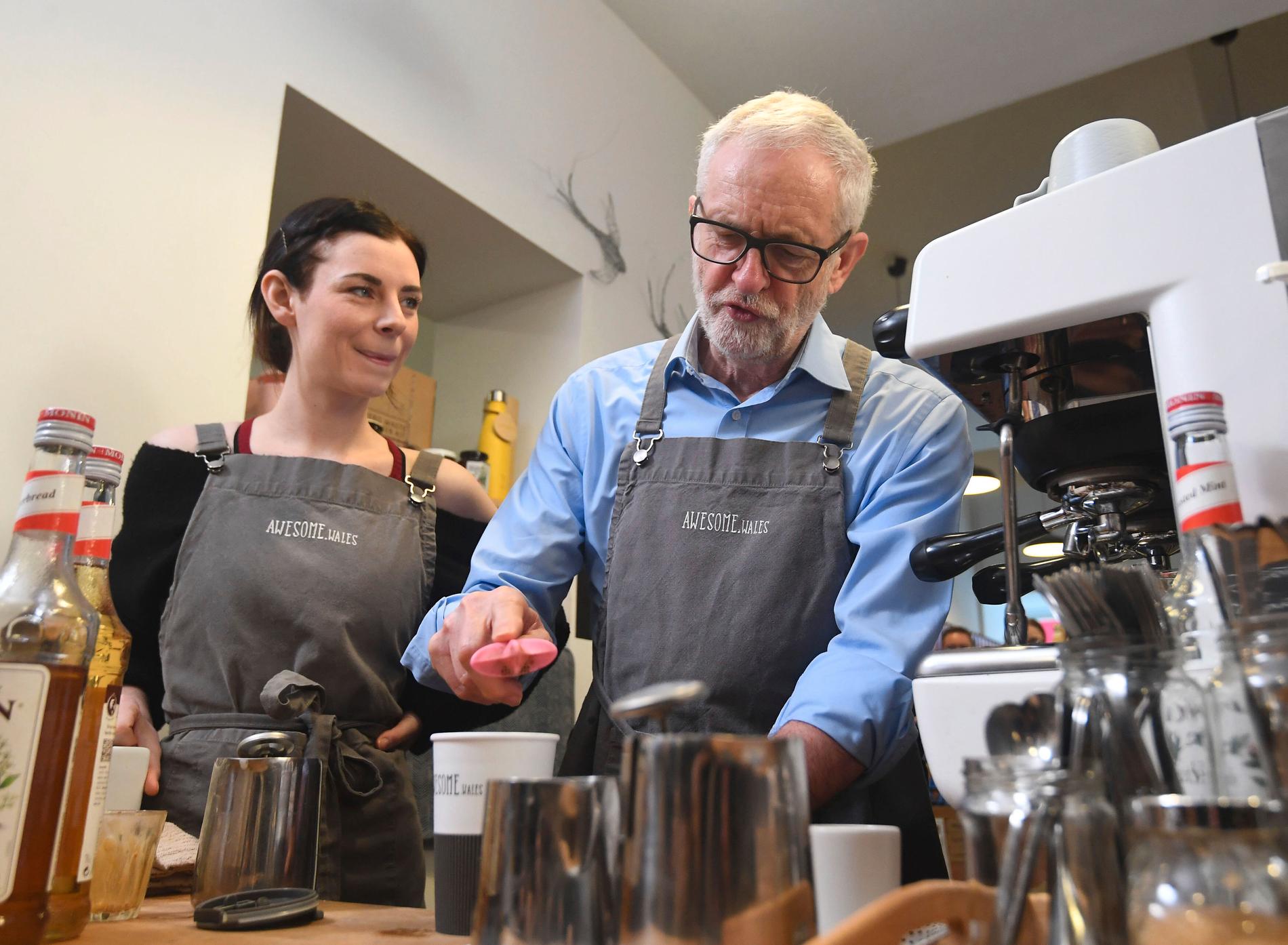 Labourledaren Jeremy Corbyn stannade till på ett kafé i Barry under sin vaturné.