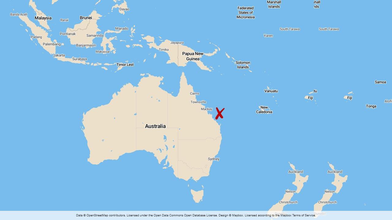 En man har avlidit efter att ha attackerats av en haj vid Stora barriärrevet i Australien.