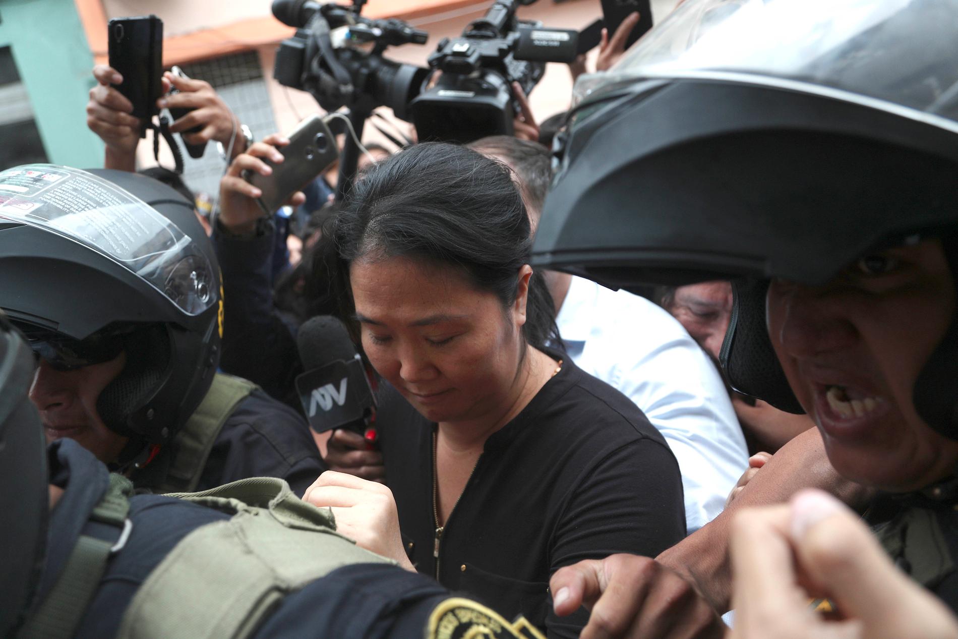 Keiko Fujimori, dotter till tidigare presidenten Alberto Fujimori, eskorteras till domstolsbyggnaden.