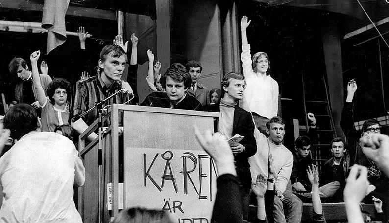 Studenter vid Stockholms universitet, med Anders Carlberg i spetsen (mitten, i talarstolen), ockuperade Kårhuset i maj 1968.